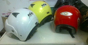 Helm sebagai barang bukti.