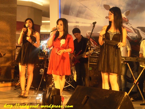 aksi band lokal usai launching.