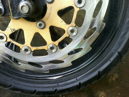 warna putih di bibir pelek adalah bekas gesekan antara pelek dengan kaliper rem