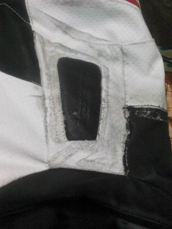 bahan jaketnya mirip dengan bahan wearpack,sangat safety sob