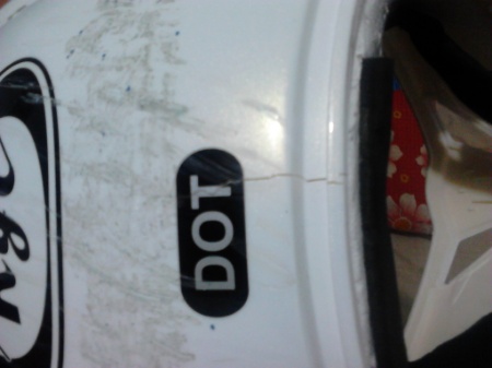 Helm retak.jpg