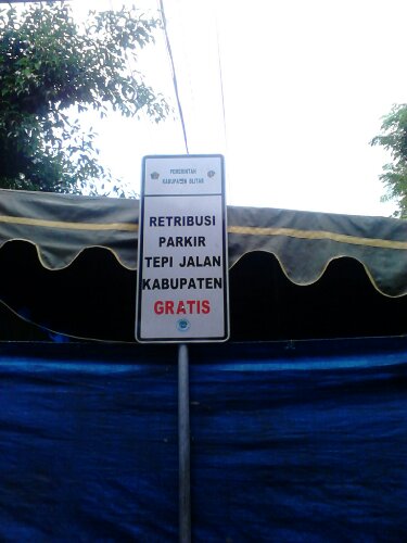 papan bebas retribusi parkir tepi jalan.jpg image