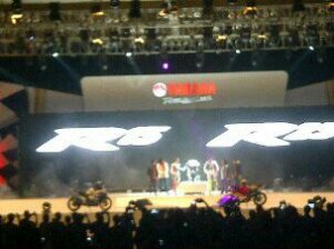 r15 muncul di panggung.jpg image