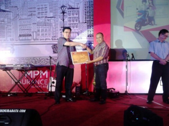 penyerahan simbolik ohc perwakilan dari blogger.jpg image