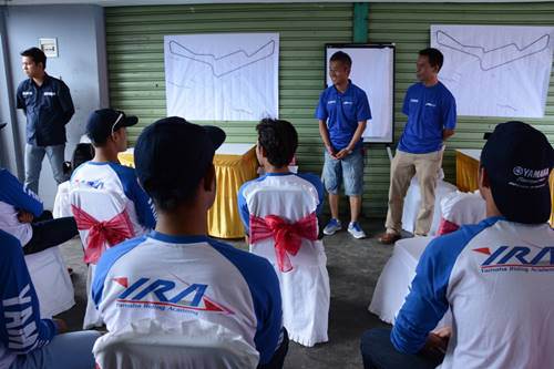 instruktur-asal-jepang-yoshiyaki-kato-memberikan-teori-untuk-rider-yamaha-indonesia-peserta-yamaha-riding-academy-step-2.jpg image