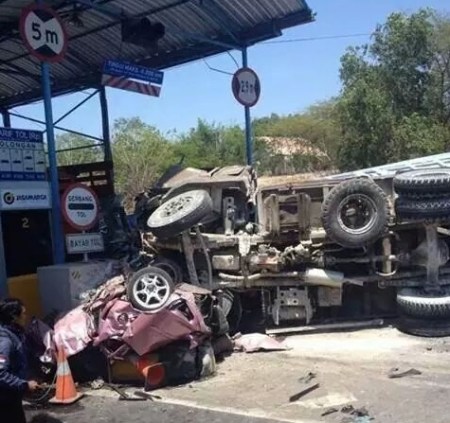 kecelakaan di tol suramadu image