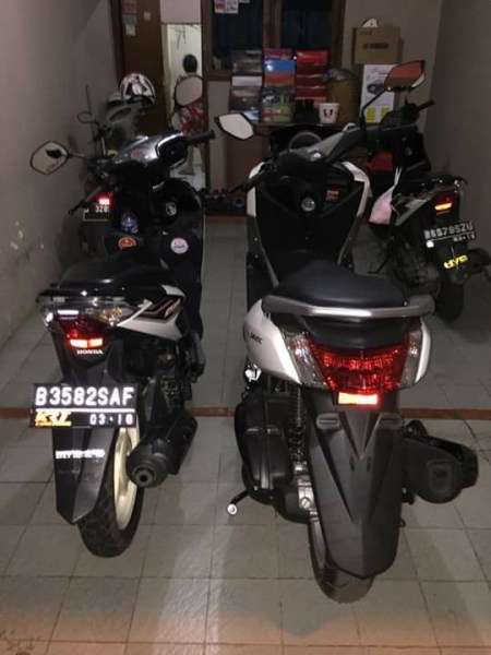 Yamaha NMax VS Honda Vario techno dari belakang image