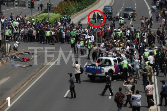 pelaku bom berbaur dengan warga yang ingin mlihat lokasi ledakan 1.jpg image