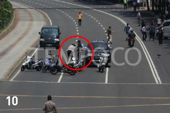 pelaku bom berbaur dengan warga yang ingin mlihat lokasi ledakan 10.jpg image