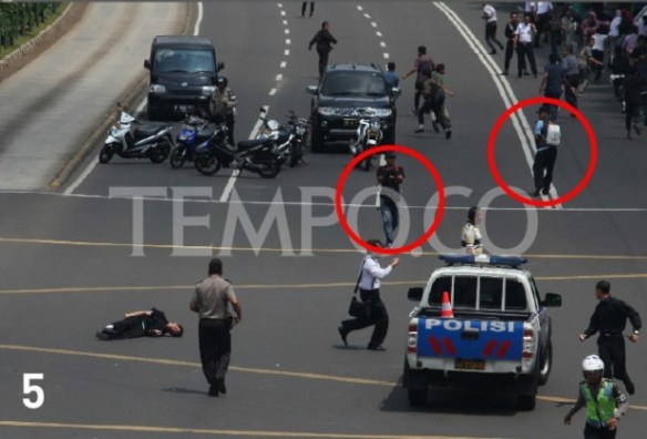 pelaku bom berbaur dengan warga yang ingin mlihat lokasi ledakan 5.jpg image