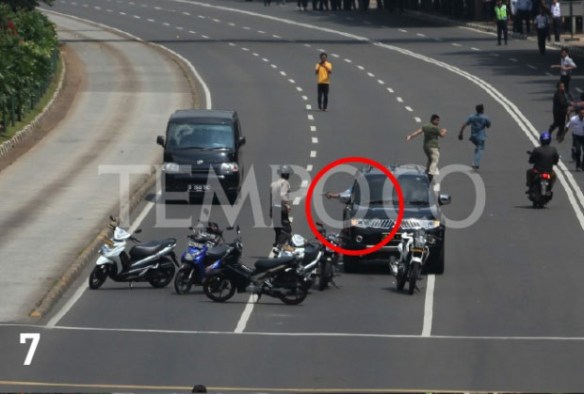 pelaku bom berbaur dengan warga yang ingin mlihat lokasi ledakan 7.jpg image