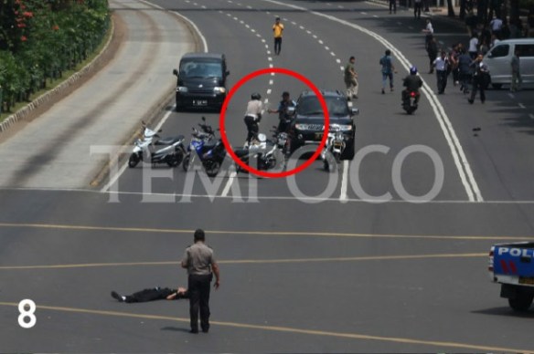 pelaku bom berbaur dengan warga yang ingin mlihat lokasi ledakan 8.jpg image