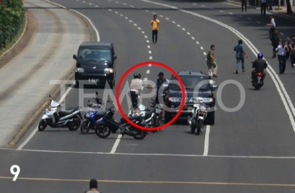 pelaku bom berbaur dengan warga yang ingin mlihat lokasi ledakan 9.jpg image