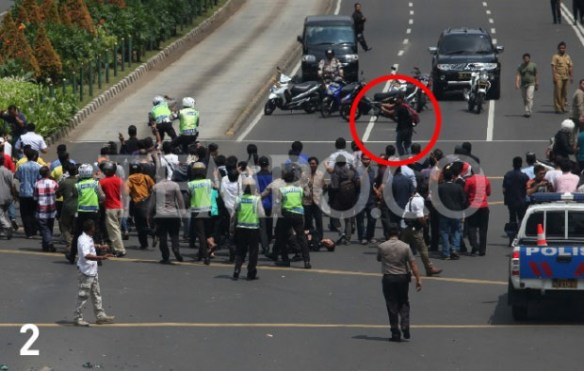 pelaku bom berbaur dengan warga yang ingin mlihat lokasi ledakan file 2.jpg image