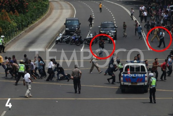 pelaku bom berbaur dengan warga yang ingin mlihat lokasi ledakan file 4.jpg image