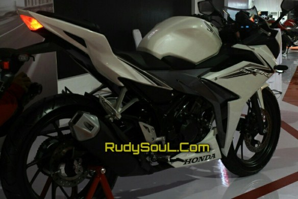 photo launching CBR 150R di sirkuit sentul 8.jpg image