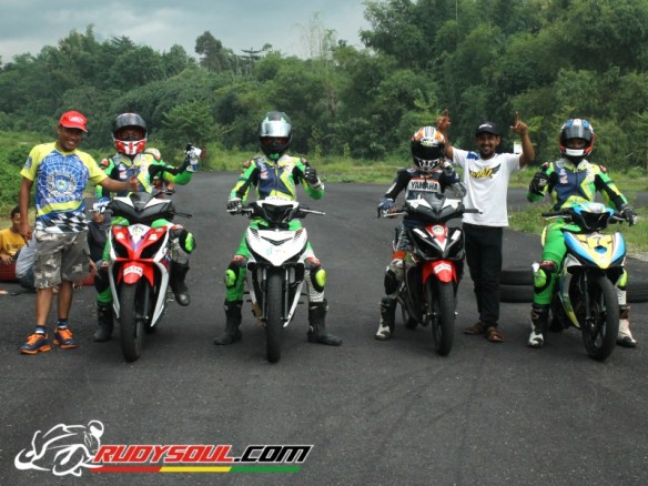 foto bareng atlet pon jatim.jpg image