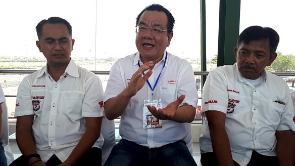 Bapak Suwito (tengah)